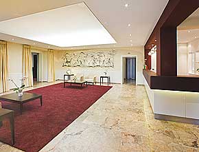 In der Hotelhalle werden die Gäste der Silvesterveranstaltung begrüßt.