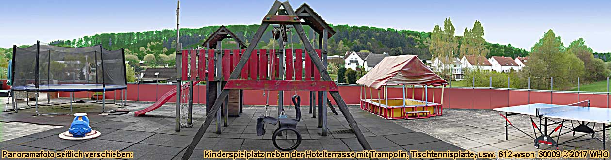 Kinderspielplatz mit Trampolin, Tischtennisplatte. Urlaub ber Ostern Hotel im Taunus. Oster-Kurzurlaub im Hochtaunuskreis.