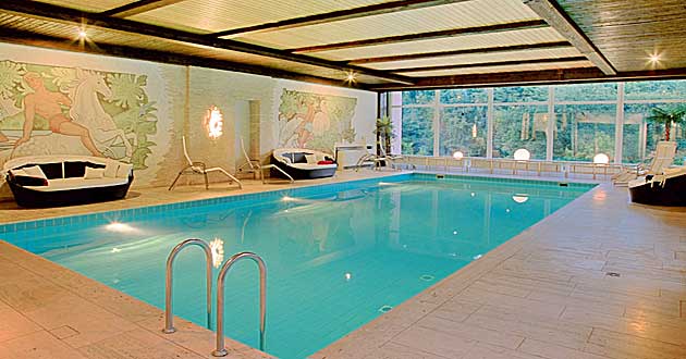 Schwimmbad Hotelhallenbad Pool Urlaub ber Ostern Hotel im Rheingau Kurzurlaub in den Osterferien im Waldhotel zwischen Geisenheim am Rhein, Rdesheim, Schloss Johannisberg, Eberbach und Wiesbaden in Hessen.