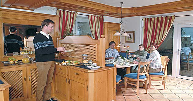 Frhstcksbuffet Urlaub ber Ostern im Sauerland. Osterangebot im Naturpark Kellerwald-Edersee, zwischen Korbach, Frankenberg, Allendorf, Winterberg, Willingen, Bad Arolsen, Bad Wildungen und Kassel.